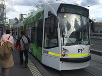 Asyiknya, hampir semua sudut Kota Melbourne bisa dijamah dengan trem. Tak heran, karena trem di sini jalurnya bisa sepanjang 250 km! (Angga/detikTravel)