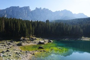 Danau Pelangi di Italia & Kisah Cinta Penyihir yang Gagal