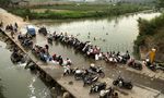 Kekeringan, Warga Citeureup Mandi dan Mencuci di Sungai