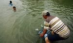 Kekeringan, Warga Citeureup Mandi dan Mencuci di Sungai