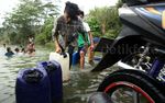 Kekeringan, Warga Citeureup Mandi dan Mencuci di Sungai