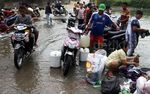 Kekeringan, Warga Citeureup Mandi dan Mencuci di Sungai