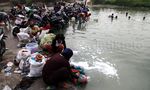 Kekeringan, Warga Citeureup Mandi dan Mencuci di Sungai