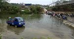 Kekeringan, Warga Citeureup Mandi dan Mencuci di Sungai