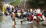 Kekeringan, Warga Citeureup Mandi dan Mencuci di Sungai