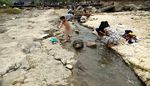 Kekeringan, Warga Citeureup Mandi dan Mencuci di Sungai