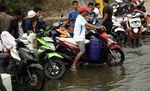 Kekeringan, Warga Citeureup Mandi dan Mencuci di Sungai
