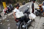Kekeringan, Warga Citeureup Mandi dan Mencuci di Sungai
