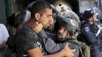 Polisi Israel menghadang warga Palestina yang akan memasuki kompleks Masjid Al Aqsa. Ammar Awad/Reuters/detikFoto.