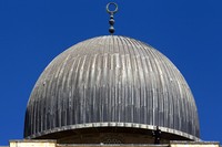 Seorang polisi Israel berjaga di atap Masjid Al Aqsa. Ammar Awad/Reuters/detikFoto.