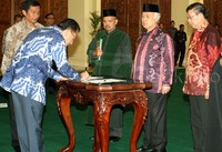 Irman Gusman menandatangani berita cara pelantikan senator. Lamhot Aritonang/detikFoto.