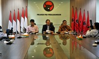 Anggota Komisi XI DPR Fraksi PDIP Hendrawan Supratikno didampingi  Bendahara Fraksi PDIP, Alex Lukman dan anggota Komisi VI DPR Fraksi PDIP Juliari Batubara memberikan keterangan pers. Lamhot Aritonang/detikFoto.