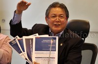 Hendrawan Supratikno memperlihatkan berkas asumsi makro yang menjelaskan lemahnya rupiah terhadap dolar AS. Lamhot Aritonang/detikFoto.