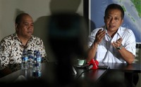 Mereka menilai pemerintah harus mengumumkan secara terbuka tentang kondisi ekonomi yang mendekati krisis karena nilai tukar dolar semakin tinggi serta mulai terjadi pemutusan hubungan kerja dibeberapa wilayah.
