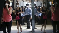Warga beraktivitas menggunakan masker. Edgar Su/Reuters/detikFoto.