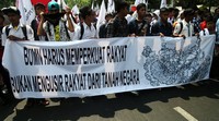 Massa membentangkan berbagai spanduk, salah satunya bertuliskan BUMN Harus Memperkuat Rakyat Bukan Mengusir Rakyat Dari Tanah Negera.