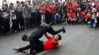 Para petani juga menggelar atraksi pencak silat.