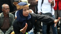 Seorang pesilat memamerkan jurus-jurusnya.
