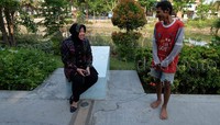 Risma berbincang dengan penjaga kebersihan taman Ekspresi.