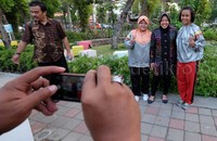 Warga juga mengajak berfoto bersama.