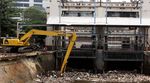 Sampah di Pintu Air Manggarai Dibersihkan