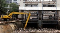 Alat berat mengeruk sampah di Pintu Air Manggarai.