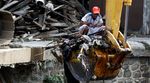 Sampah di Pintu Air Manggarai Dibersihkan