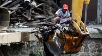 Sampah yang dibersihkan itu jenisnya beragam, mulai dari plastik hingga ranting pohon.