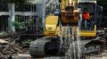 Sampah di Pintu Air Manggarai Dibersihkan