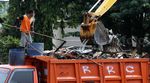 Sampah di Pintu Air Manggarai Dibersihkan