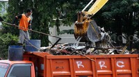 Sampah-sampah itu dimasukkan ke truk.