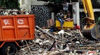 Sampah berupa kayu, batang pohon, dan plastik itu sebelumnya menyangkut di Pintu Air Manggarai.