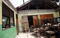 Dari 5 kelas yang ada, dua hancur dan tak beratap.