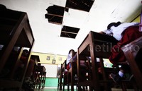 Kelas yang lain, atap plafonnya terlihat jebol dan dibiarkan melompong.