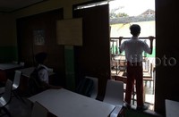 Salah satu kelas dindingnya terbuka.