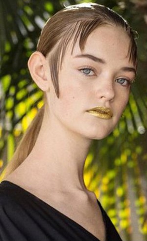Model di Fashion Show Prada Pakai Lipstik Emas 24 Karat