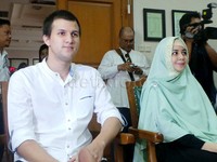 Pasangan suami-istri, Stuart Collin dan Risty Tagor tersenyum saat hadiri sidang cerai perdana mereka. Mahardian Prawira Bhisma/detikHOT.