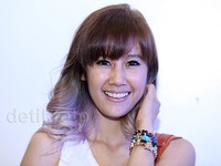 Rambut ombre Ardina Rasti kini berwarna gradasi silver, lilac dan pastel pink. Pool/Palevi S/detikFoto.
