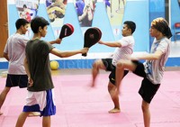 Tricking merupakan kombinasi antara martial arts, gymnastic serta breakdance.