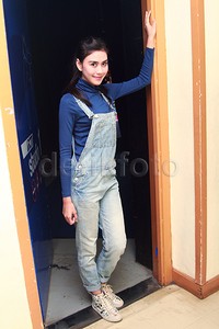 Syahnaz bergaya dengan celana kodok alias overall dipadu baju biru lengan panjang dan sepatu putih warna-warni. Pool/Gus Mun/detikFoto.