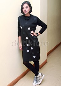 Sementara Lolita tampil dibalut dress hitam polka dot dipadu stocking hitam dan sepatu silver. Pool/Gus Mun/detikFoto.