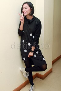 Pose Lolita di depan kamera. Pool/Gus Mun/detikFoto.