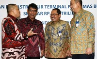 SVP Corporate Banking Bank Mandiri Indarto Pamoengkas (dua kanan) didampingi Direktur Corporate Banking Bank Mandiri Royke Tumilaar (kanan), Dirut PT Prima Terminal Petikemas (PTP) Jansen Sitohang (dua kiri) dan Dirut Pelindo I Bambang Eka Cahyana (kiri) berbincang setelah menandatangani perjanjian kerjasama kredit investasi di Jakarta, Selasa (29/09/2015).
