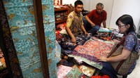 Seorang pengunjung melihat-lihat batik yang dipamerkan.