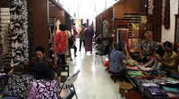 Sejumlah pengunjung melihat-lihat batik yang dipamerkan.