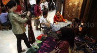 Pengunjung melihat-lihat batik yang dipamerkan.