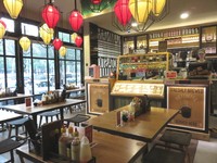 NamNam Noodle Bar berlokasi di Ruko Crown Golf Blok D, Bukit Golf Mediterania, Pantai Indah Kapuk. Restoran yang pertama kali hadir di Singapura ini memiliki interior dengan dominasi pemakaian kayu berpelitur cokelat muda.