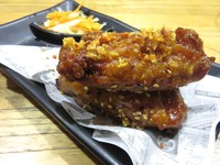 Crispy Chicken Wings terdiri dari tiga sayap ayam yang garing renyah. Rasa bumbunya manis pedas dengan jejak kecap ikan dan jahe. Taburan kremes, biji wijen dan bubuk cabai menambah citarasa sayap ayam.