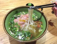Pho Beef Steak Slices, kuahnya gurih manis dengan semburat rasa saus hoisin dan kaldu. Irisan daging steaknya empuk dan mienya bertekstur lembut. Namun pho tidak dilengkapi daun mint, daun ketumbar, dan daun basil.