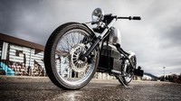 Ialah Bruno Forcella yang menepis anggapan bahwa kendaraan bertenaga listrik harus memiliki desain futuristik. Seperti diwartakan BBC Autos, Selasa (29/9/2015), dia telah mengembangkan sebuah motor listrik bergaya chopper. Pool/dok SineCycle.